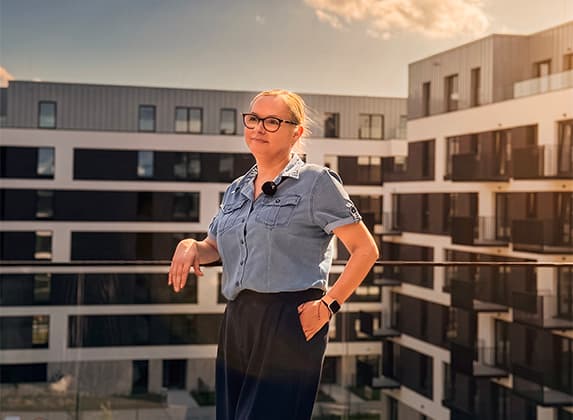 Doradczyni pokazuje parze mieszkanie na Osiedlu Fi