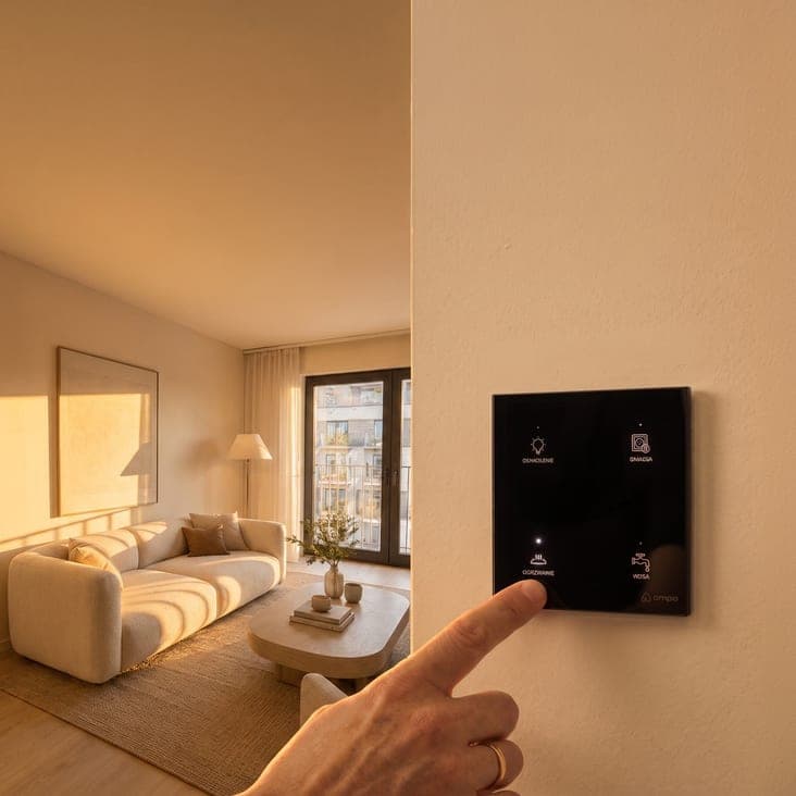 Panel Smart Home na ścianie w salonie mieszkania