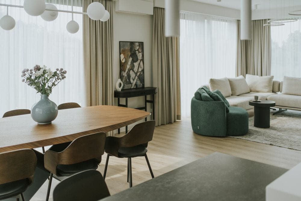 Zaaranżowany salon z jadalnią w mieszkaniu na Osiedlu Fi