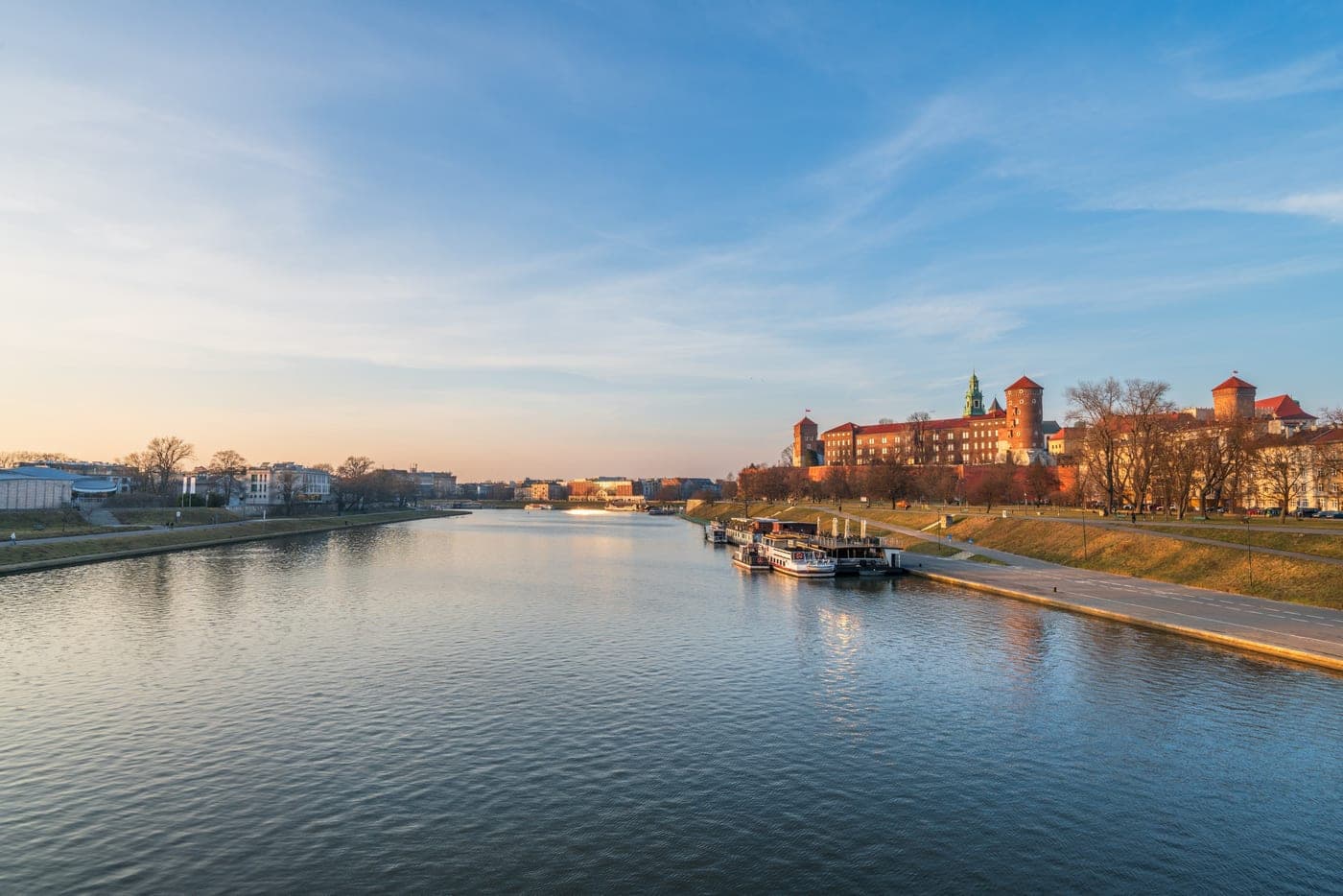 Bulwary wiślane z widokiem na Wawel
