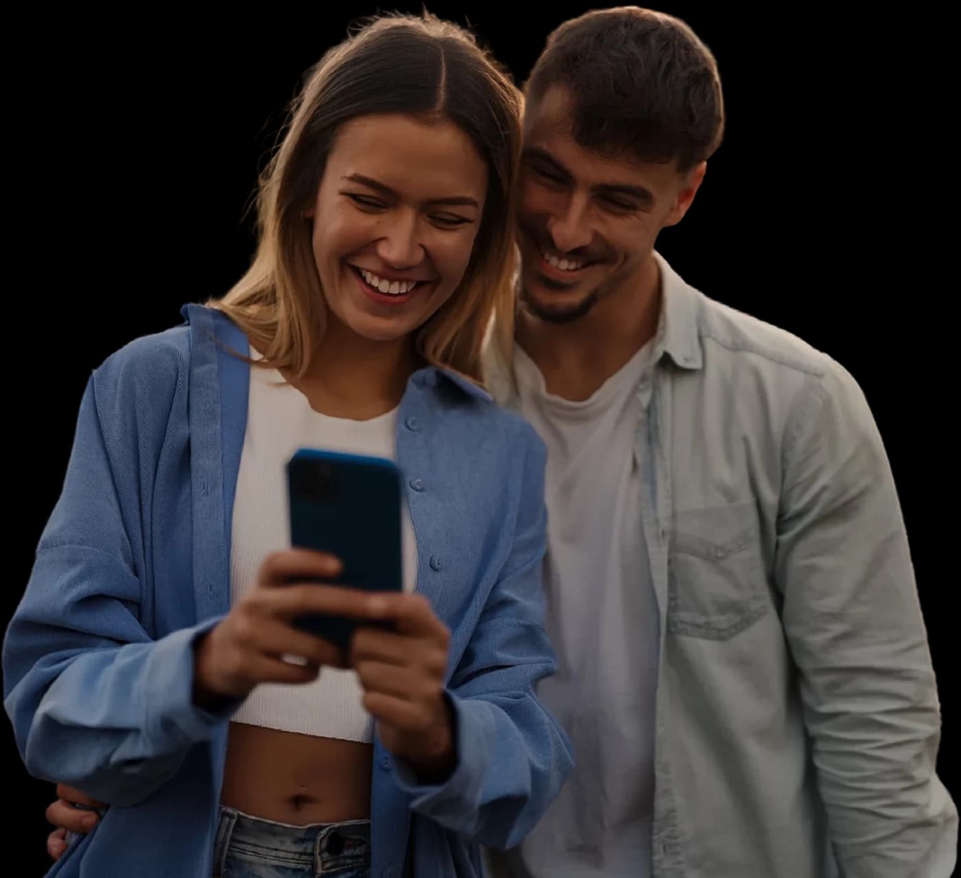 Para przeglądająca ofertę Osiedla Fi w telefonie